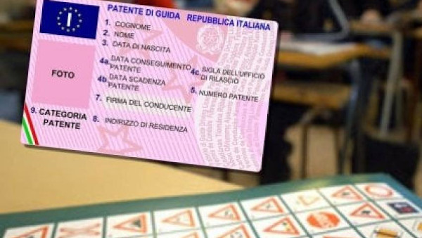 Con l’auricolare ai test per passare l’esame di guida, denunciato