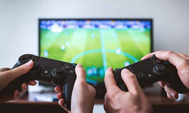 Undici minorenni giocavano alla Playstation durante lezione in Dad, multati dopo denuncia dei vicini