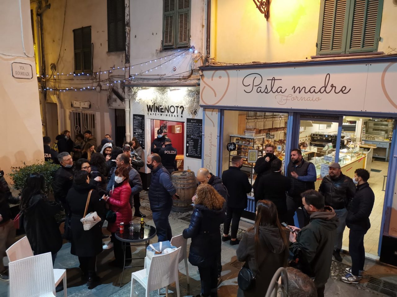Protesta davanti ad un bar del centro “Fateci lavorare”