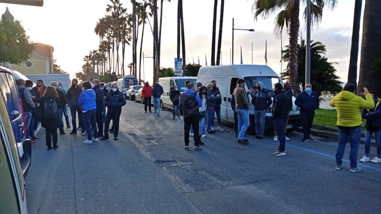 Ambulanti in piazza a Imperia per vedere rispettato il diritto al lavoro