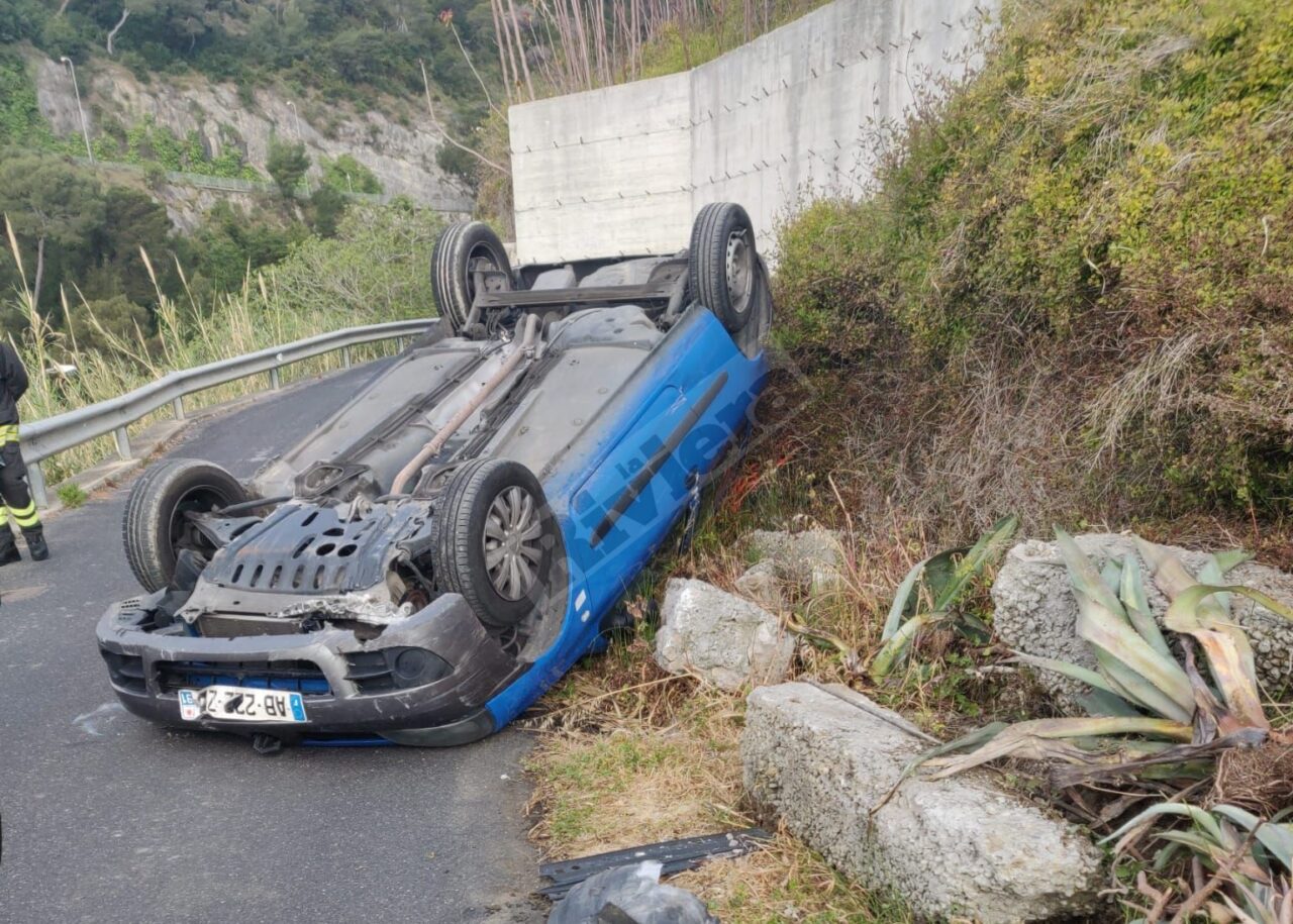 Auto si cappotta per colpa di un tombino nei pressi dei Giardini Hanbury