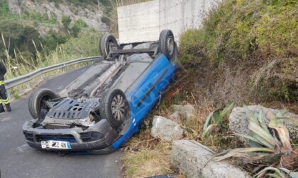 Auto si cappotta per colpa di un tombino nei pressi dei Giardini Hanbury