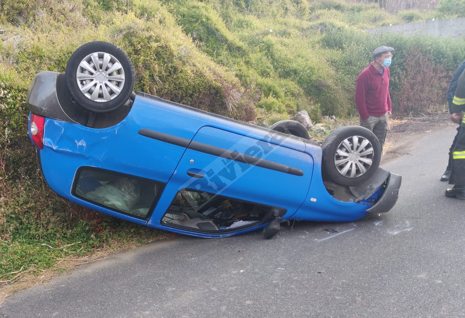 Auto cappottata Ventimiglia Renault Clio_02