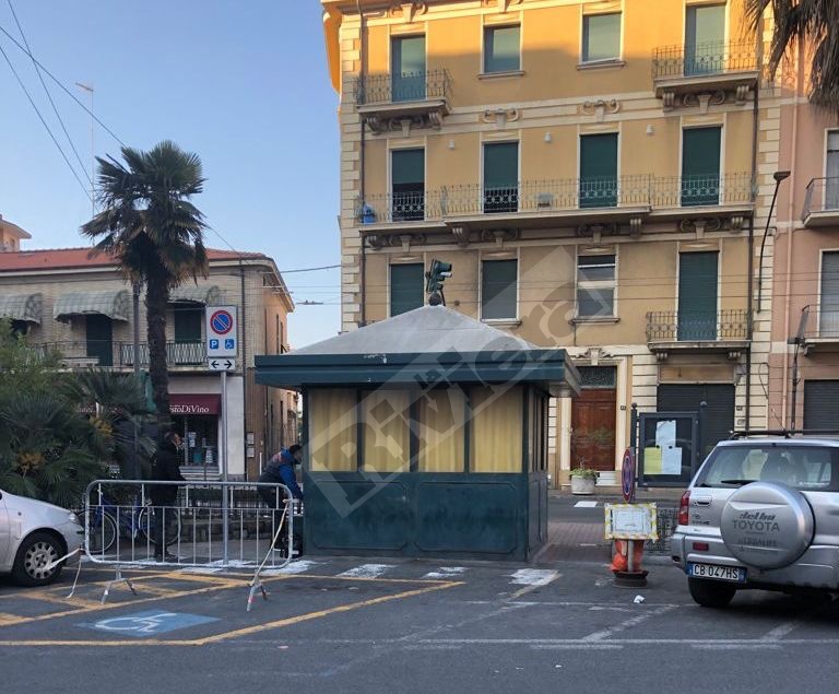 Chiosco demolito Vallecrosia piazza mercato