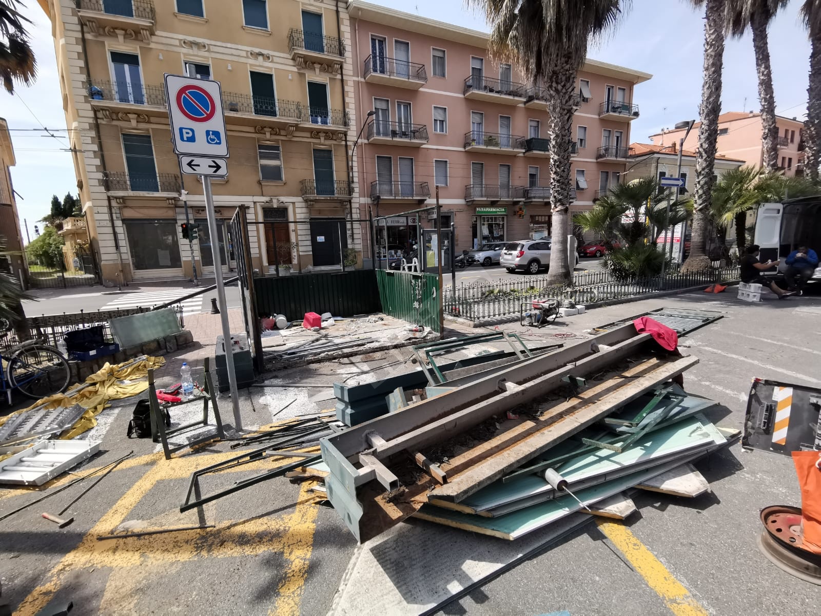 Chiosco demolito Vallecrosia piazza mercato_03