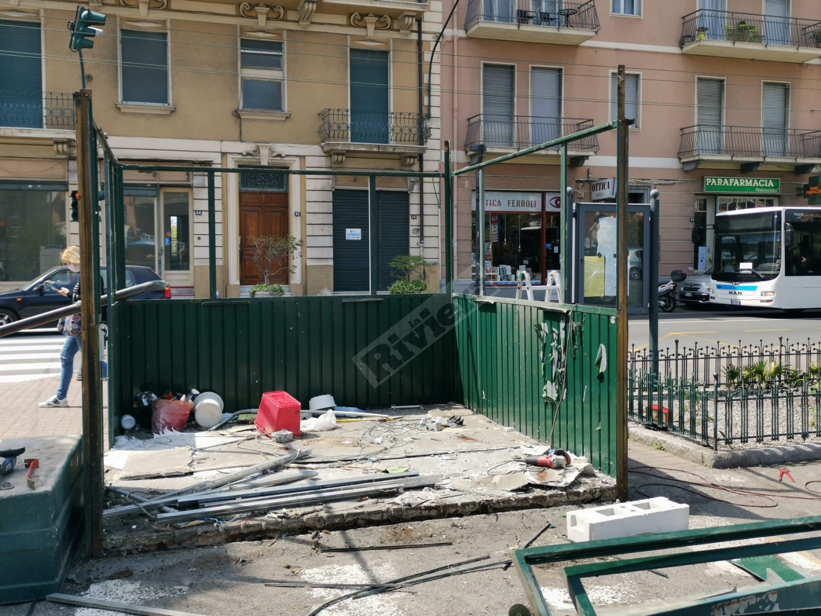 Chiosco demolito Vallecrosia piazza mercato_05