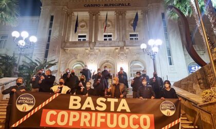Flash mob di Fratelli d'Italia davanti al Casinò per dire "Basta al coprifuoco"