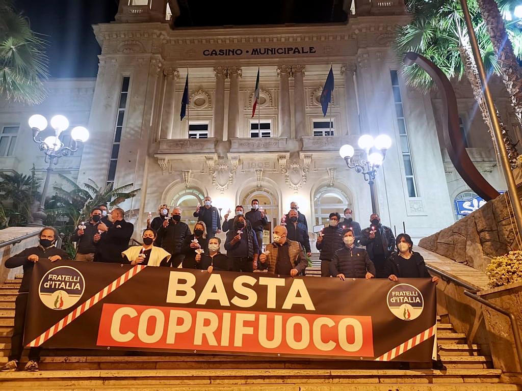 Flash mob di Fratelli d’Italia davanti al Casinò per dire “Basta al coprifuoco”
