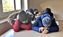 Freddo e senza riscaldamento in classe: alunni e insegnanti a lezione col giubbotto