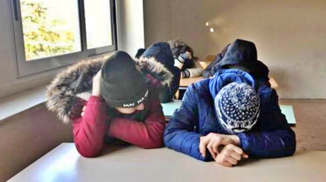 Freddo e senza riscaldamento in classe: alunni e insegnanti a lezione col giubbotto