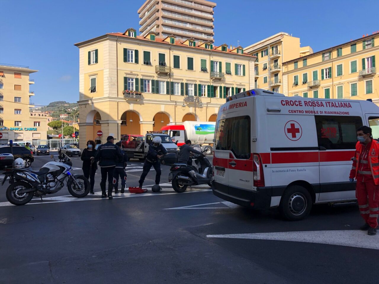 Scontro tra scooter e camion in piazza Dante, un ferito