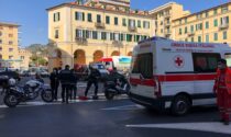 Scontro tra scooter e camion in piazza Dante, un ferito