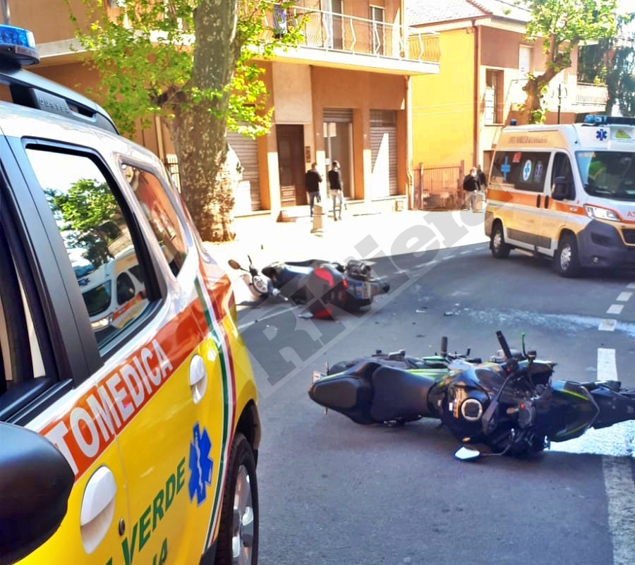 Schianto moto contro scooter, feriti due uomini di 45 anni
