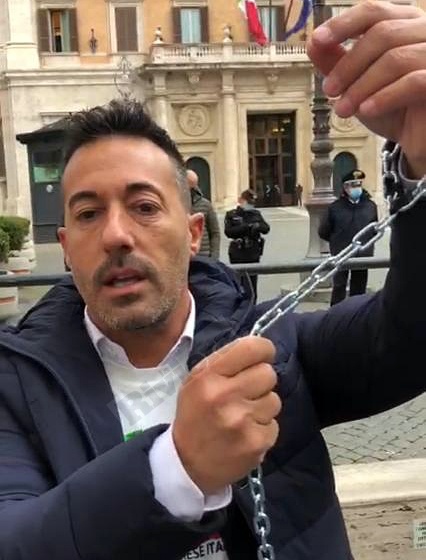 Le partite Iva di Sanremo si incatenano davanti a Montecitorio. Video