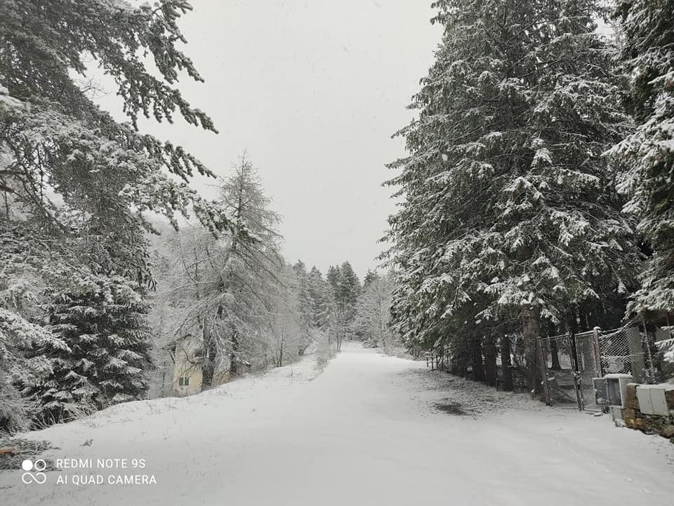 Nevicata fuori stagione nell’entroterra della provincia di Imperia