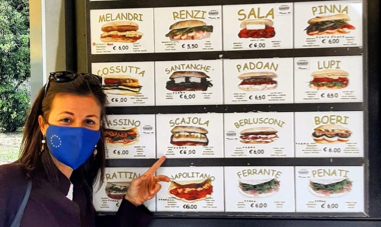 Chiosco di Milano dedica un panino (crudo e brie) all’ex ministro Claudio Scajola