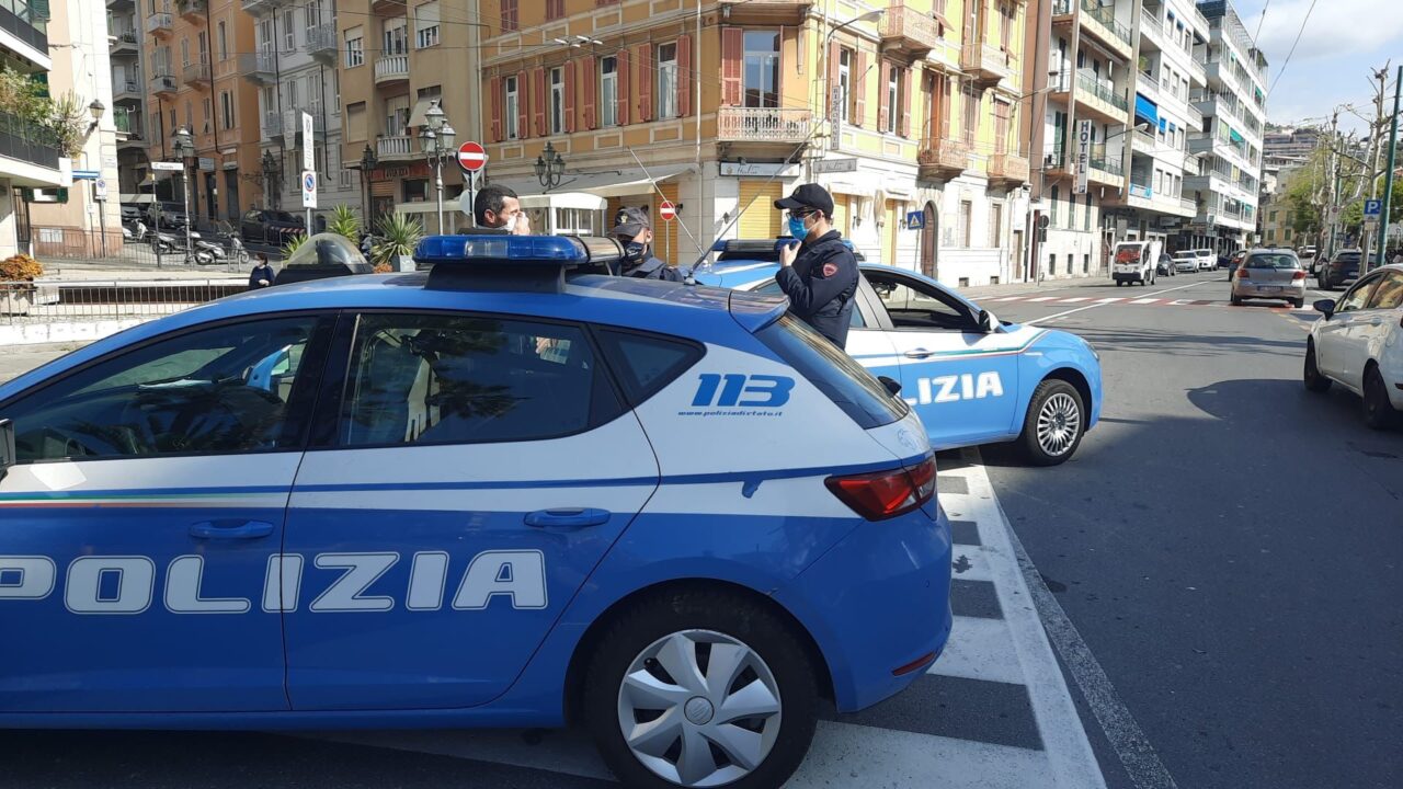 Poliziotto fuori servizio interviene per bloccare un ladro