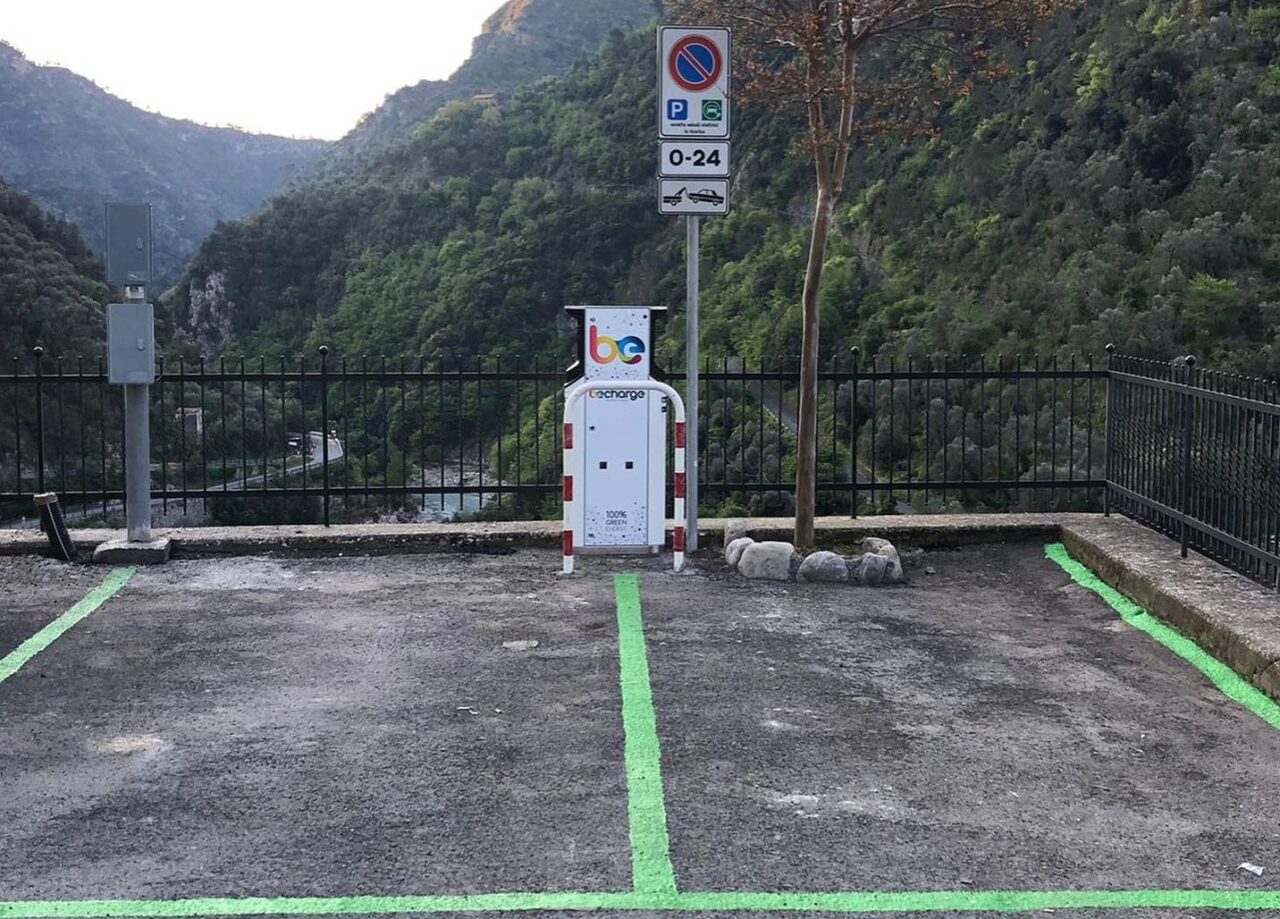Nel parcheggio di Airole installata colonnina per ricarica elettrica