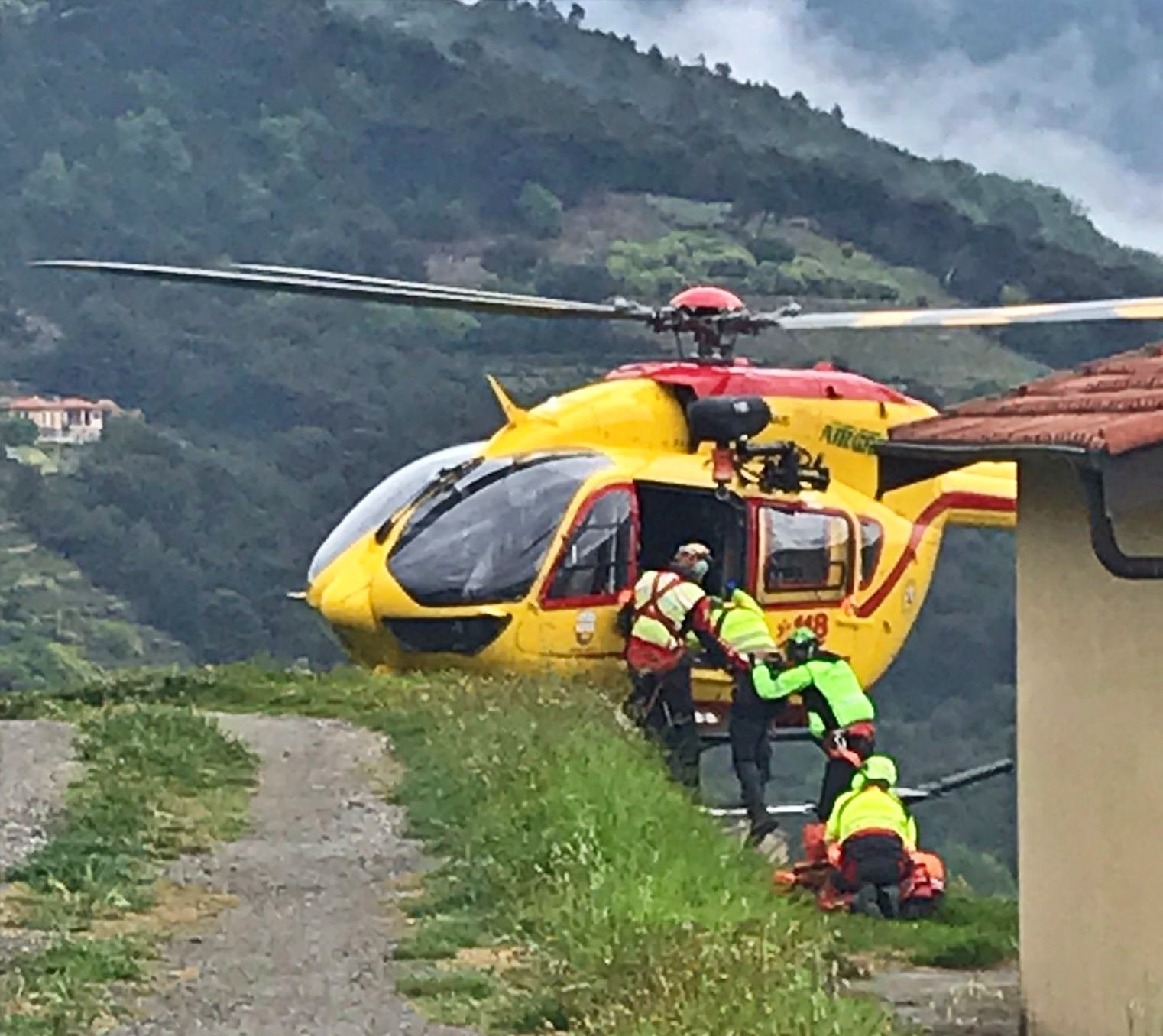 Soccorso elicottero Vallebona uomo caduto in casa Grifo elisoccorso_03