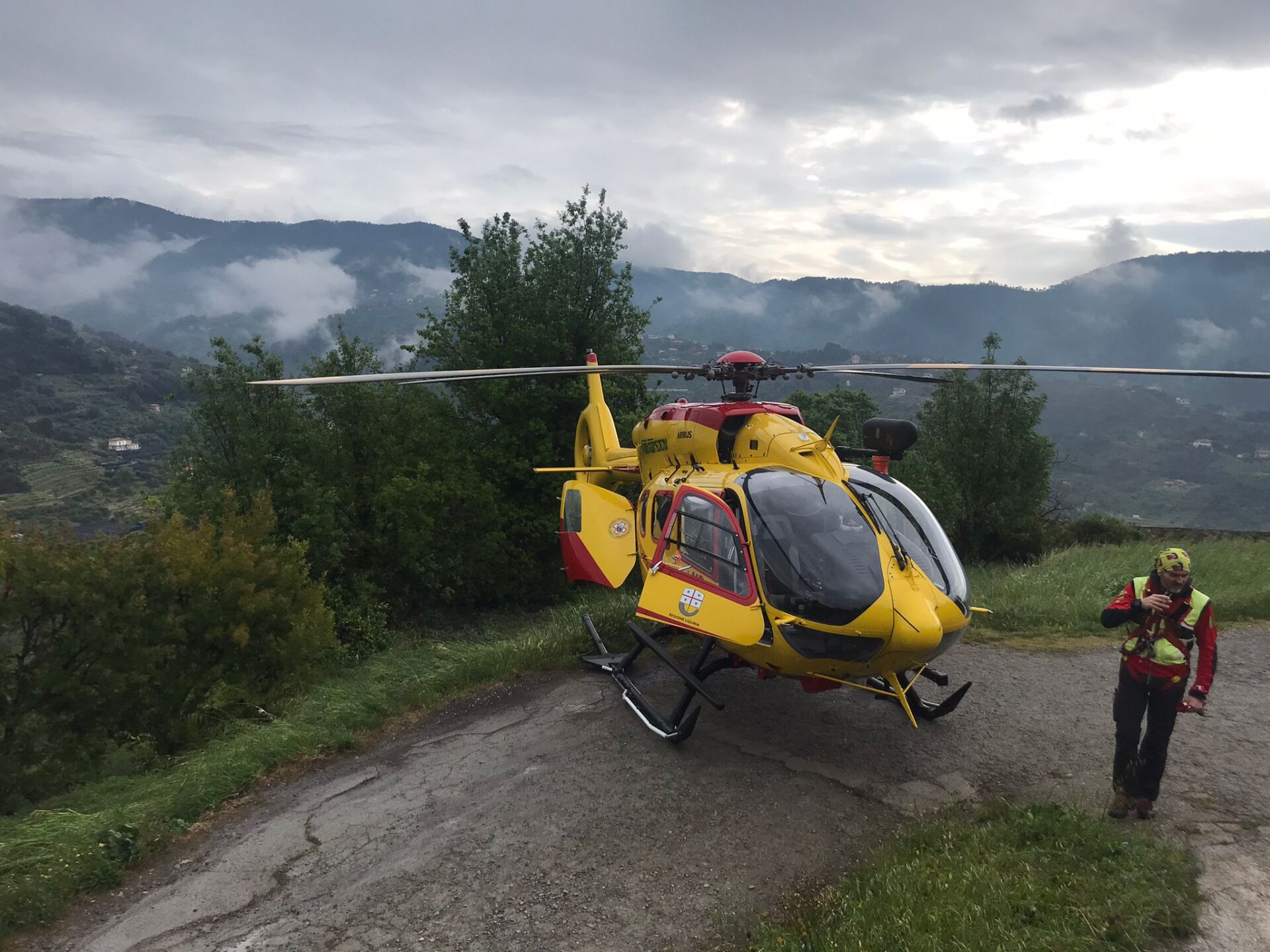 Soccorso elicottero Vallebona uomo caduto in casa Grifo elisoccorso_05