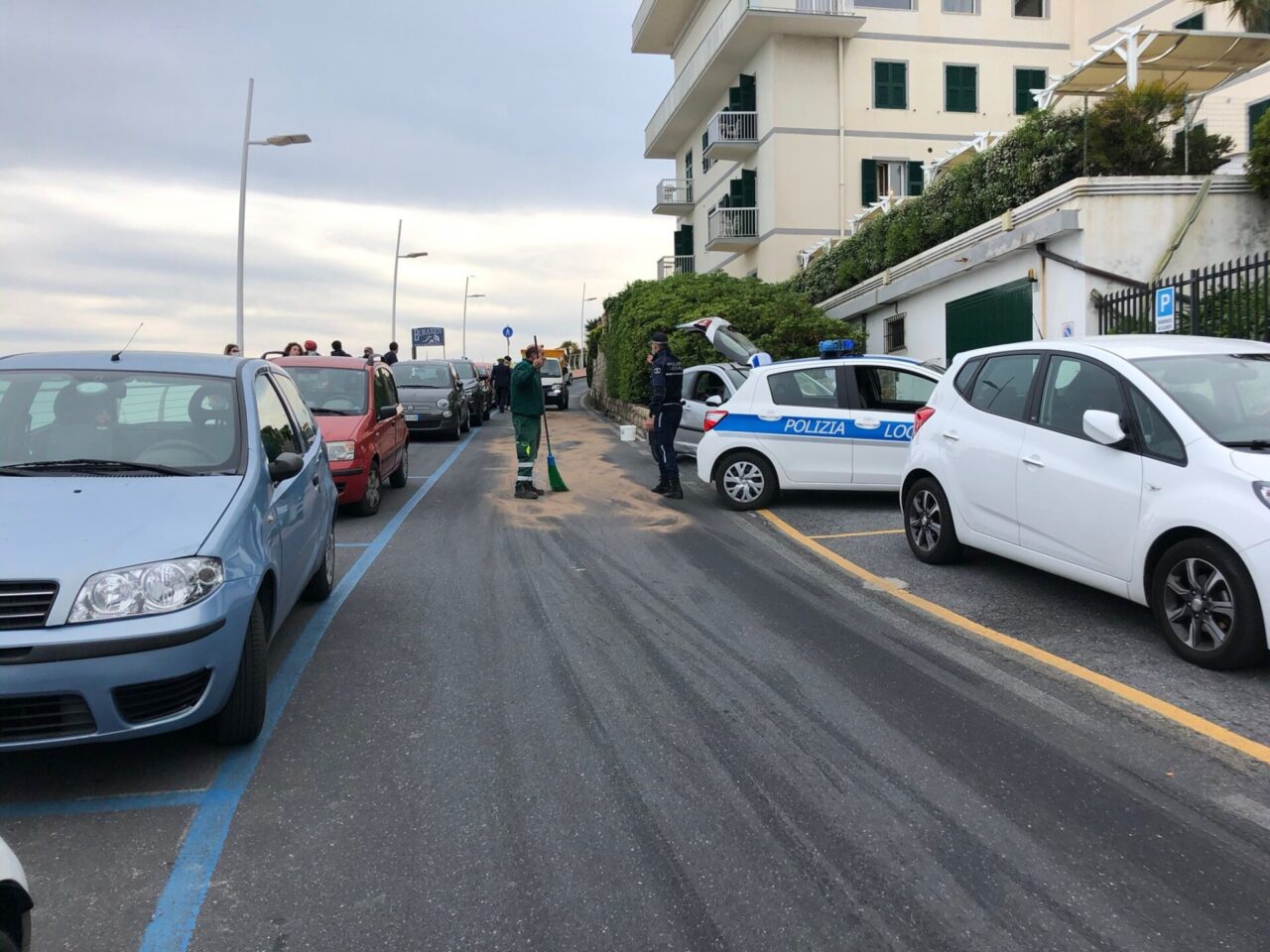 Auto perde il controllo e va a sbattere contro un altro veicolo