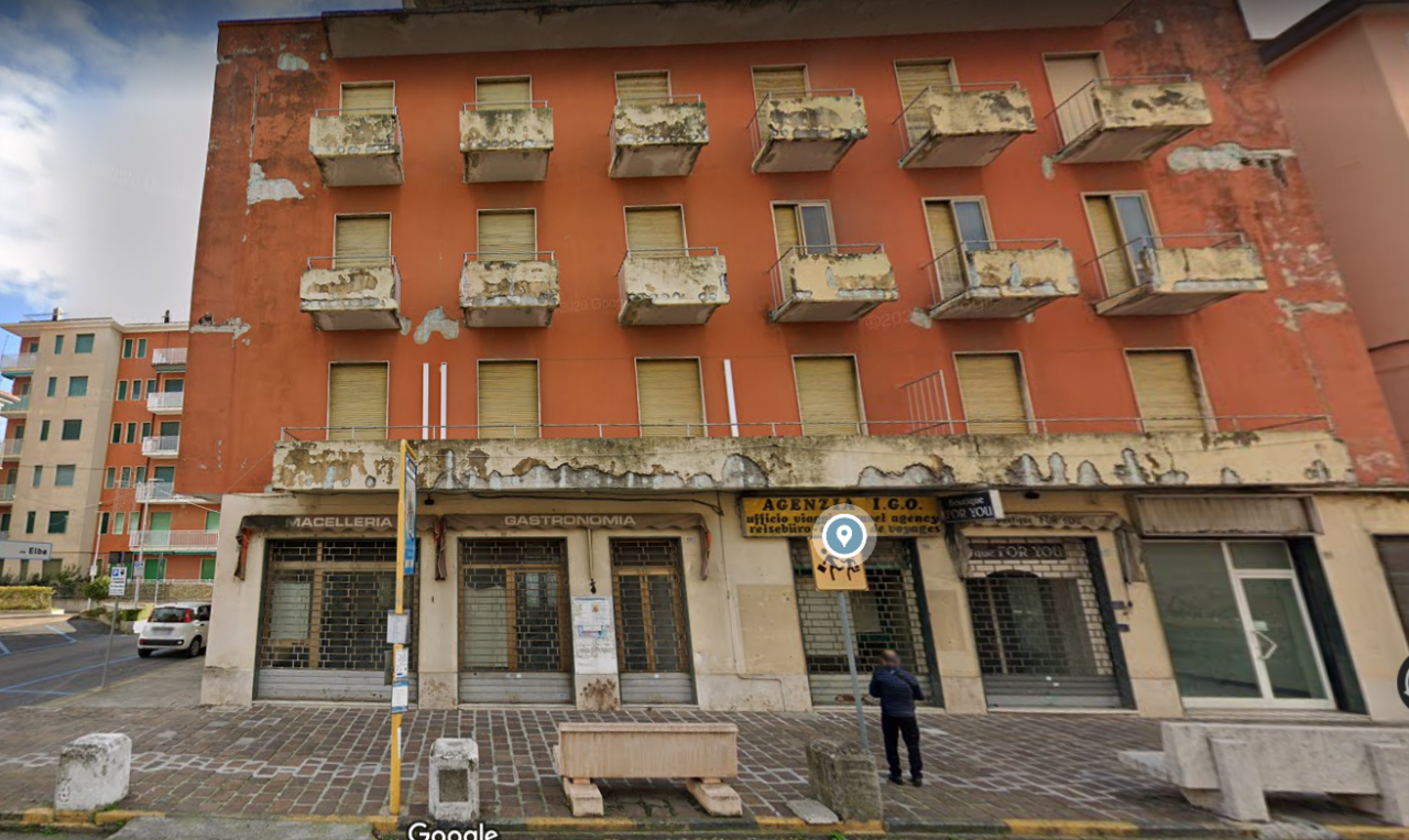 Immobile in degrado pedoni a rischio Comune intima i proprietari a metterlo a posto