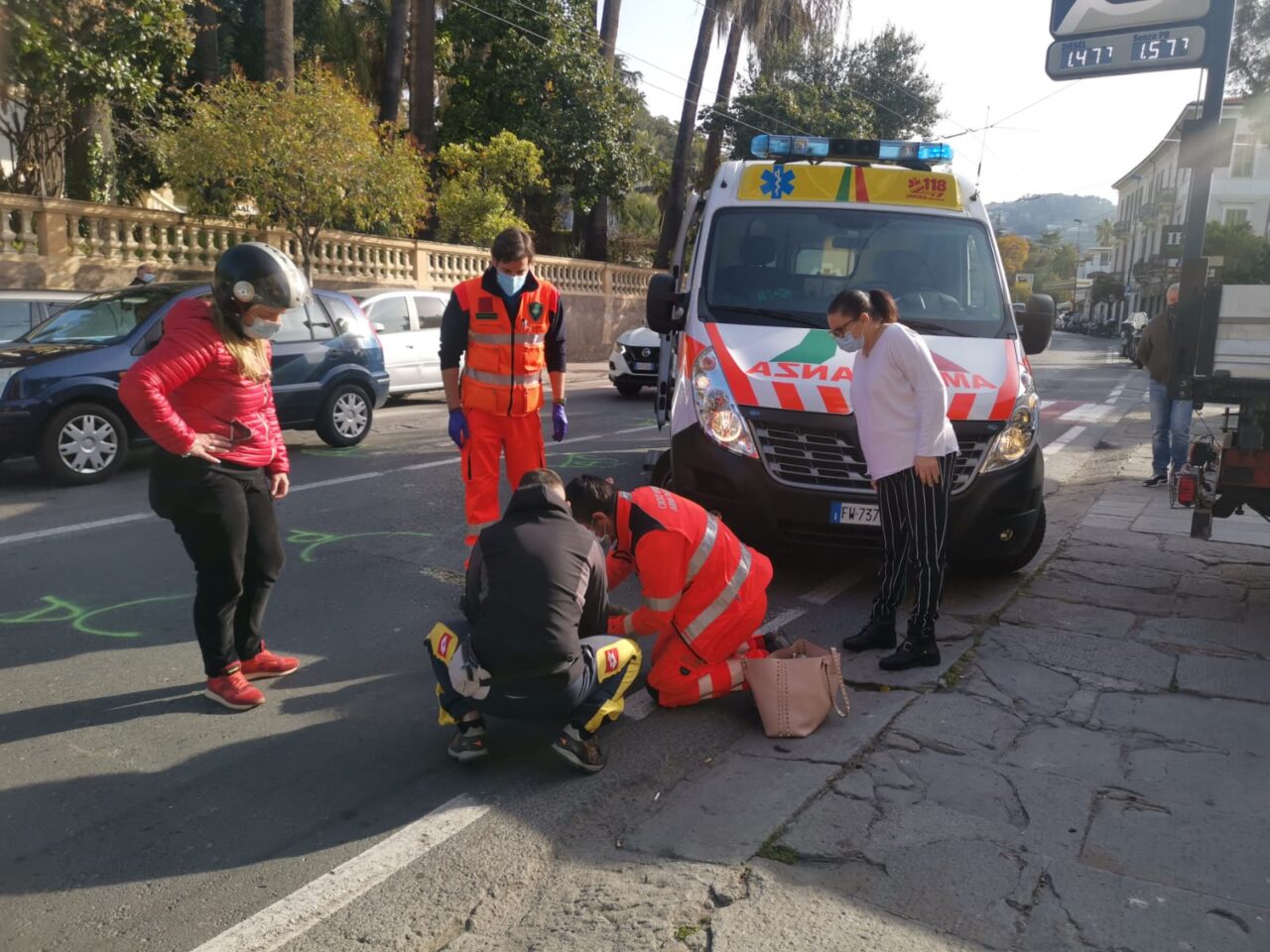 Scontro tra uno scooter e un furgone, ragazza ferita