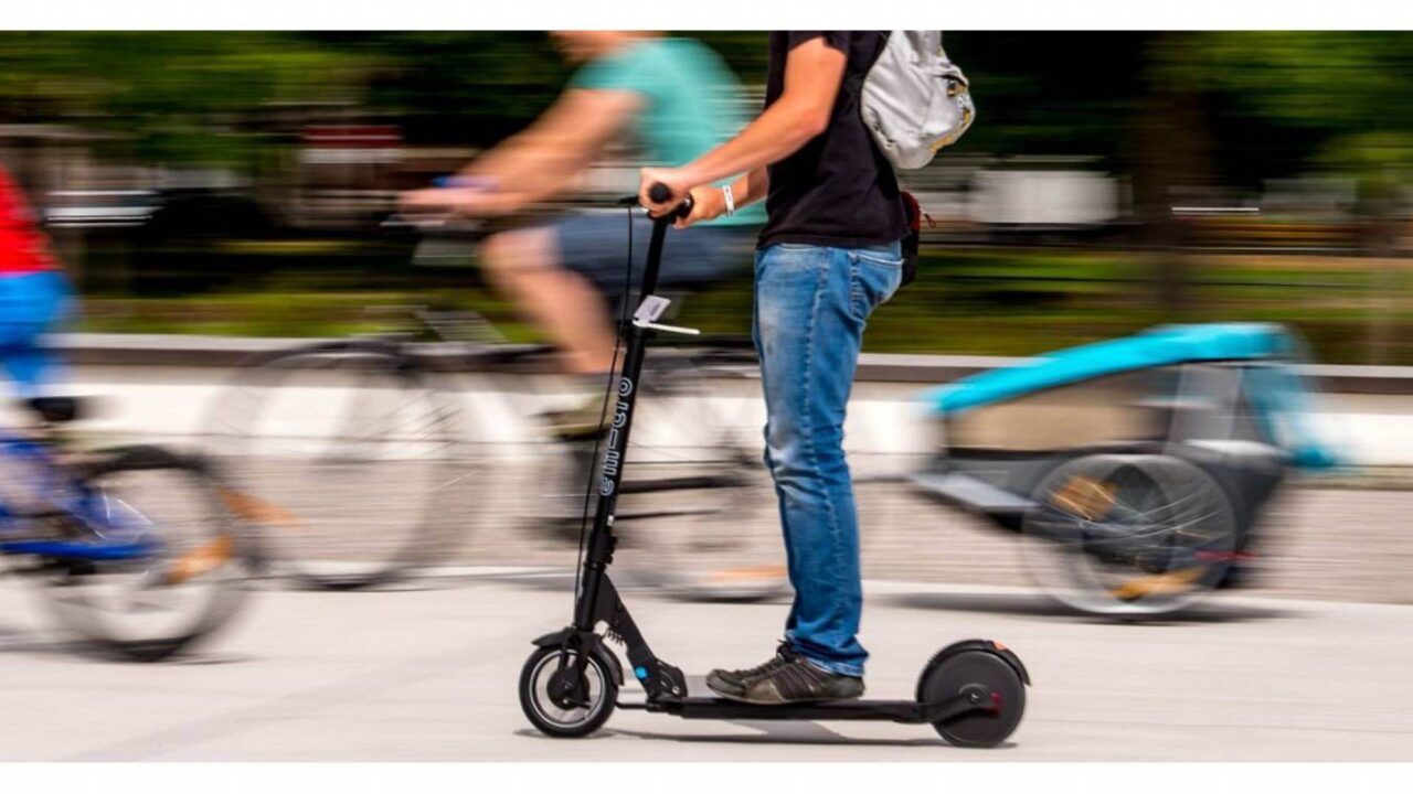 Grave un uomo caduto col monopattino sulla ciclabile