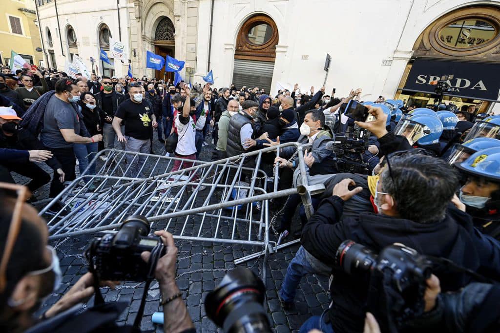 Toti: “Solidarietà a commercianti e  ristoratori ma no alla violenza”
