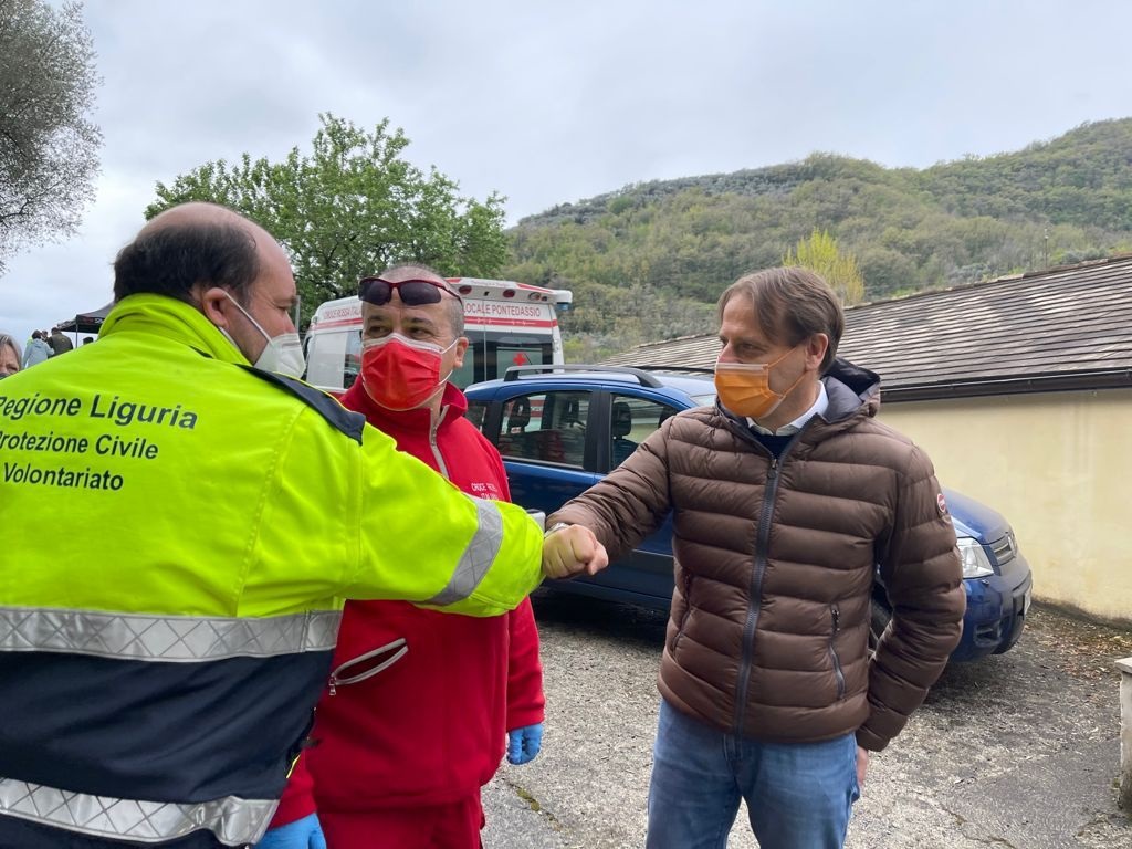 L’assessore Scajola in visita al centro vaccini di Chiusavecchia