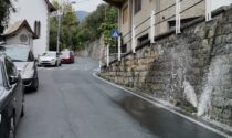 Auto urta e rompe tubo d'acqua e scappa