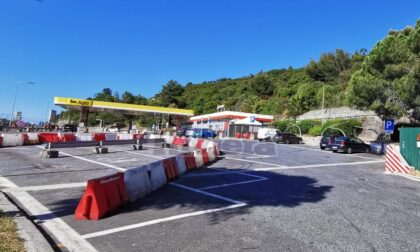 Barriere jersey in Autogrill a Bordighera per impedire ai tir di parcheggiare e ai migranti di salire