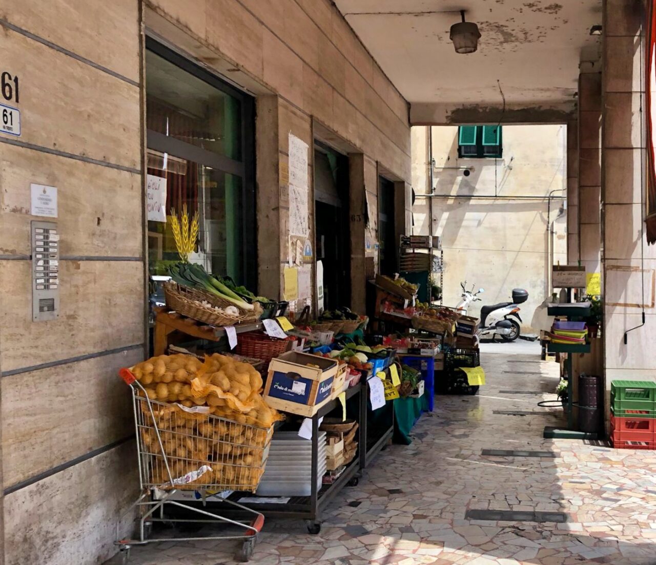Rapina negozio di alimentari armato di machete a Imperia
