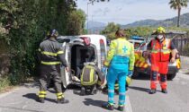 Auto si ribalta a Camporosso dopo aver toccato il muro