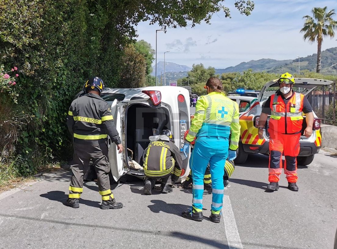 Auto si ribalta a Camporosso dopo aver toccato il muro