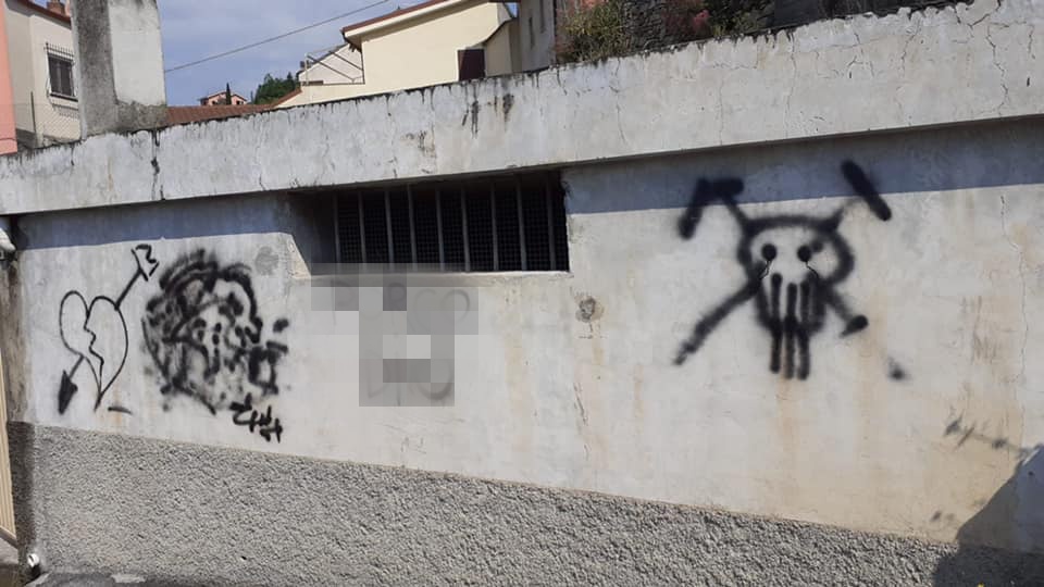 Deturpato con una bestemmia il muro della cappella di Santa Croce