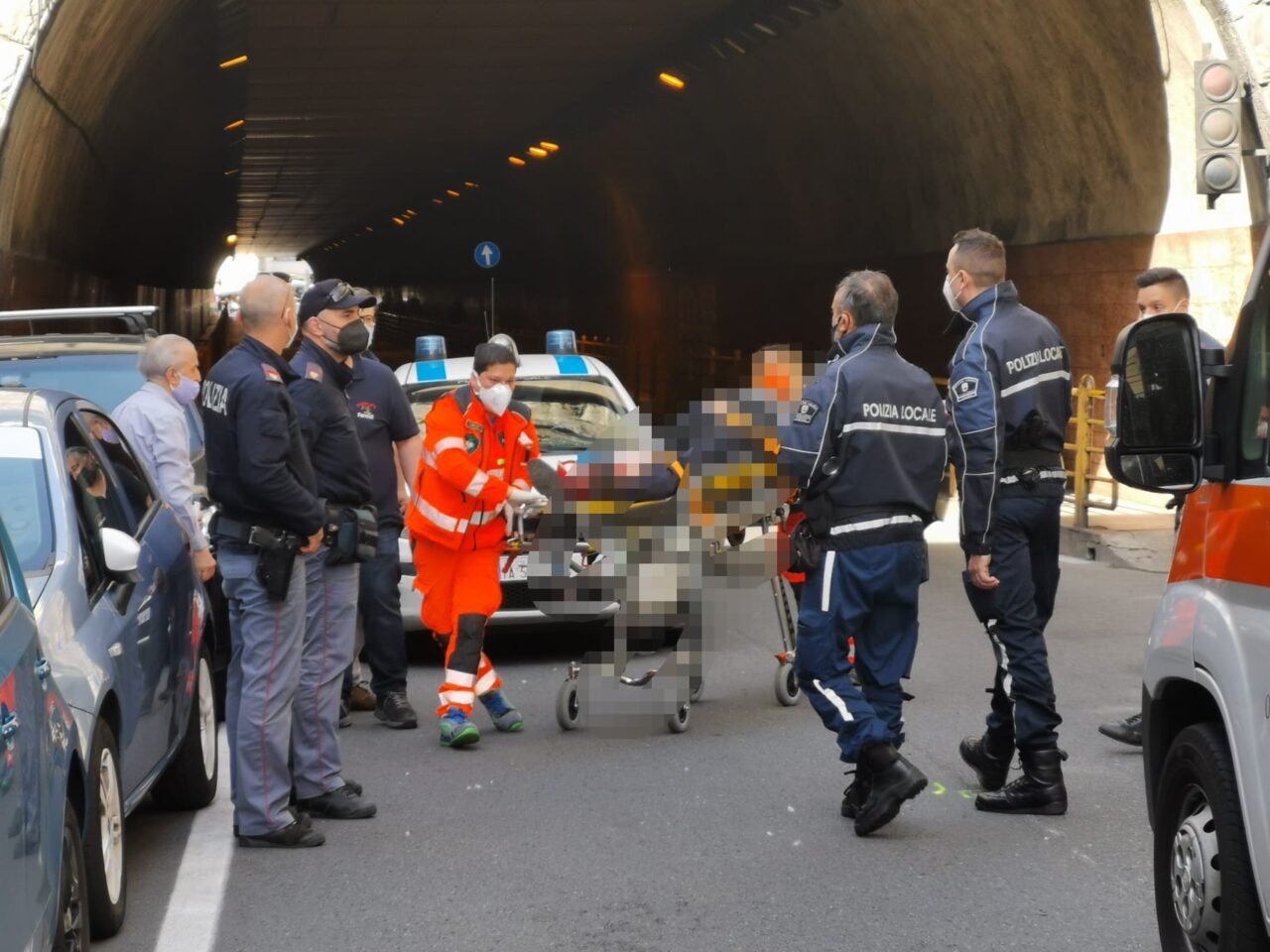 Pedone travolto da scooter, soccorsi sul posto