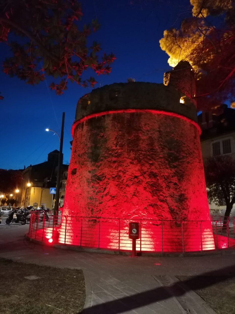 Bastione scarlatto per la Giornata Mondiale della Croce Rossa