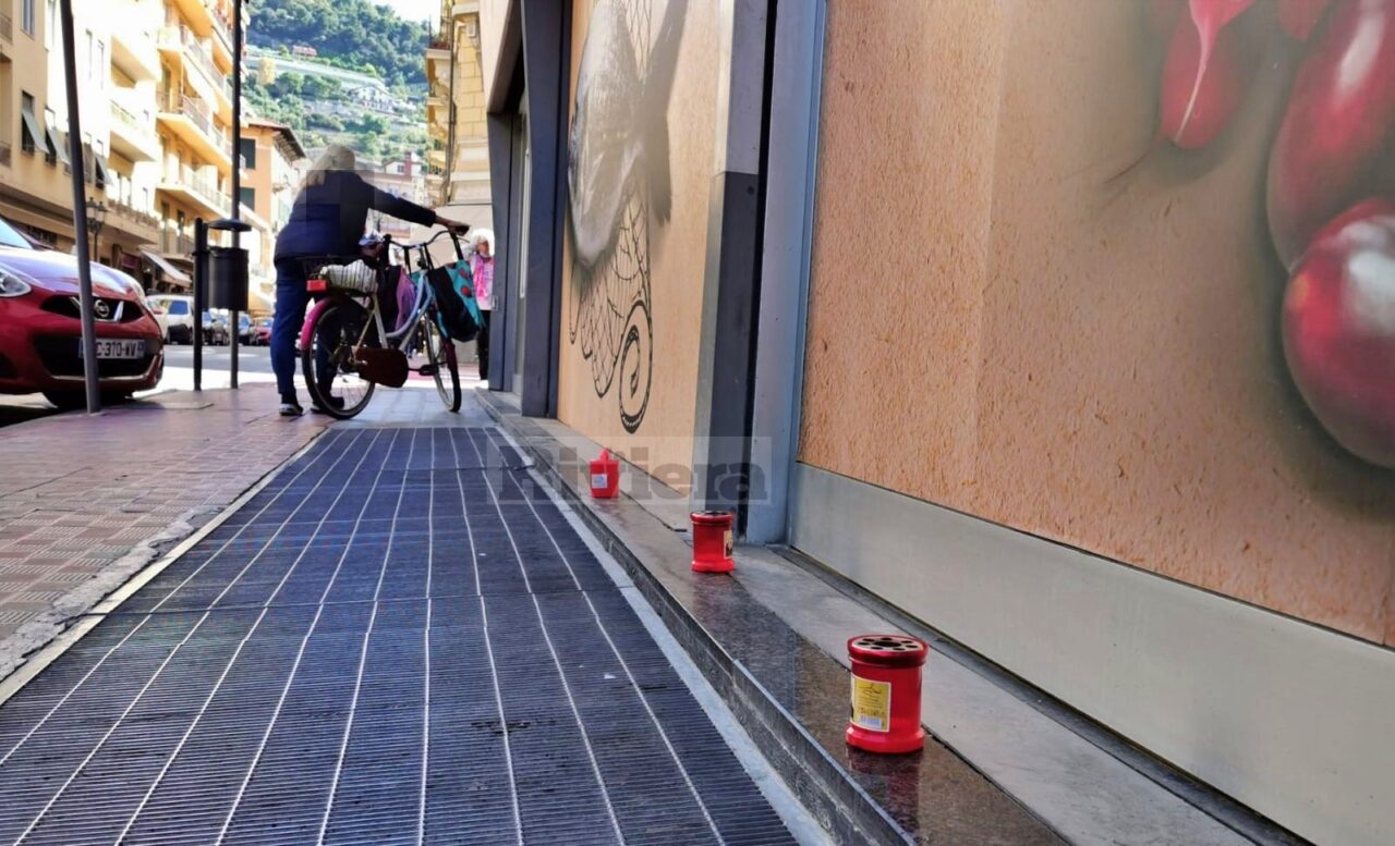 Ventimiglia: posati tre lumini dove è stato preso a sprangate Moussa Balde