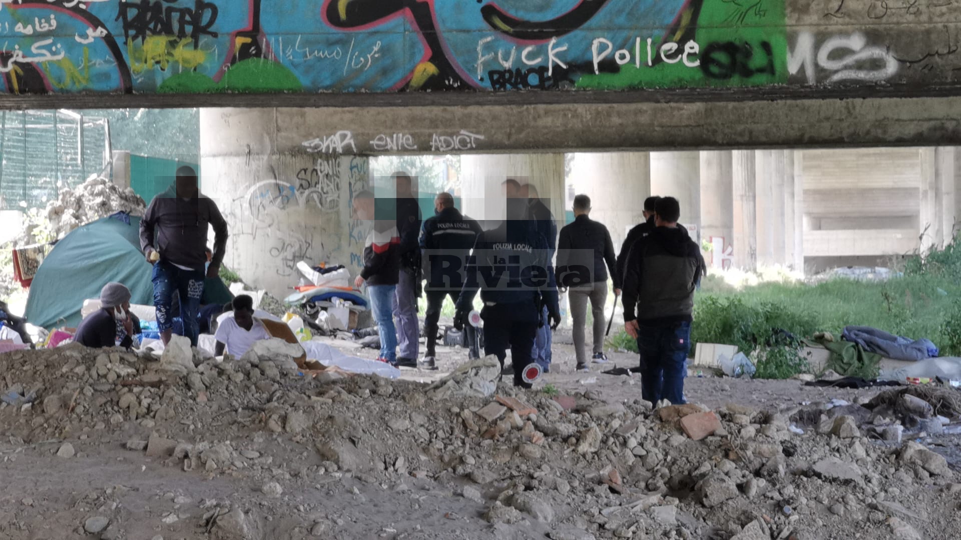 Migranti Ventimiglia campo accampamento tende Roya polizia