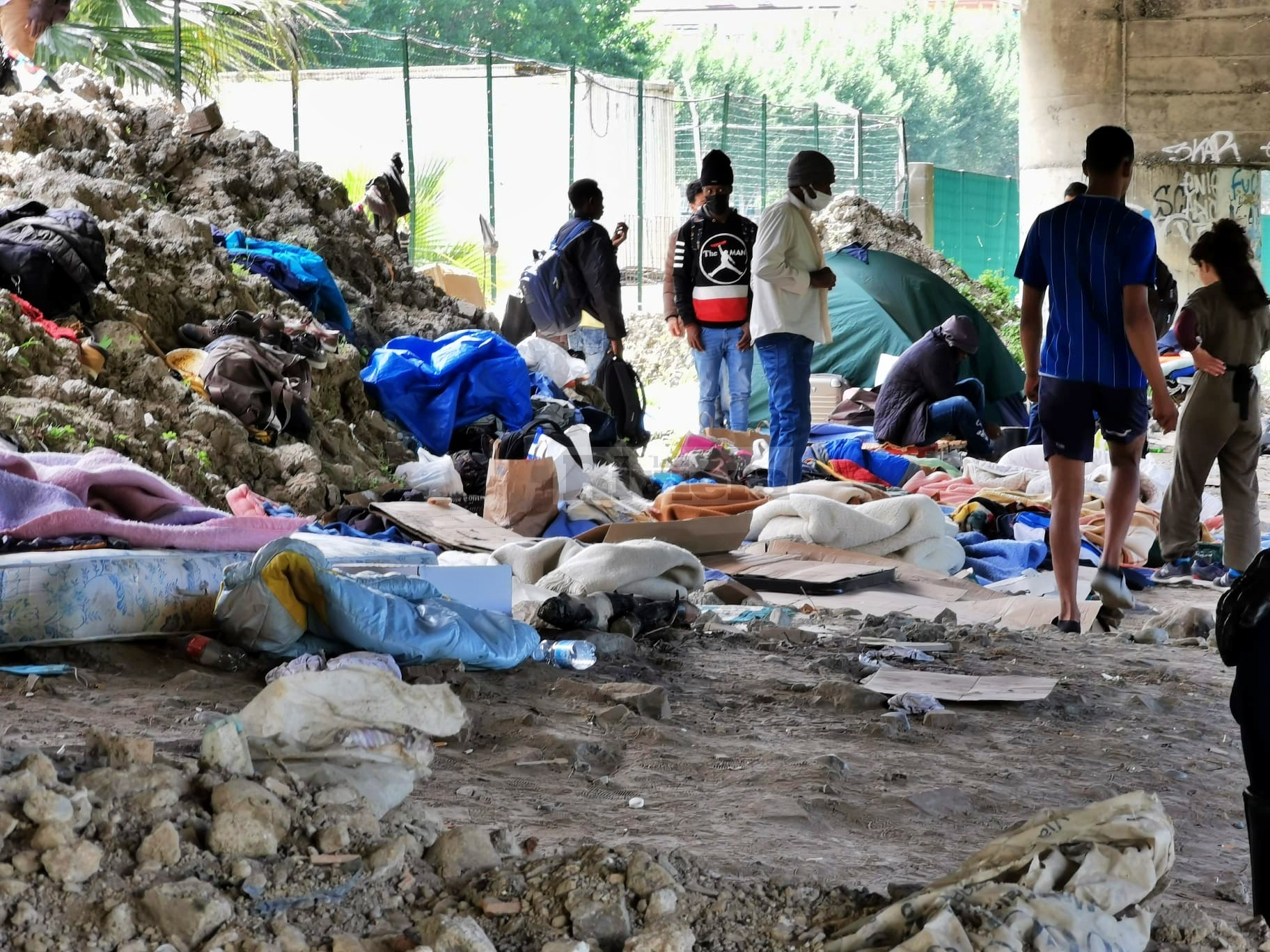 Migranti Ventimiglia campo accampamento tende Roya polizia _02
