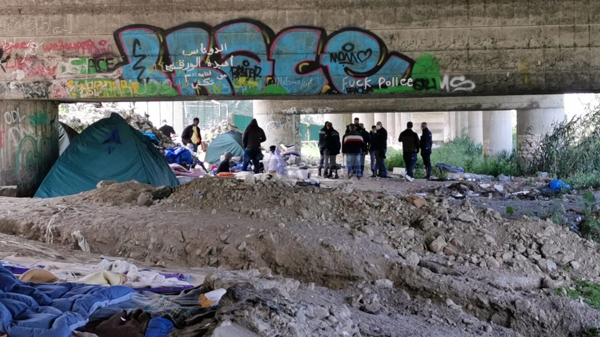 Migranti Ventimiglia campo accampamento tende Roya polizia _03