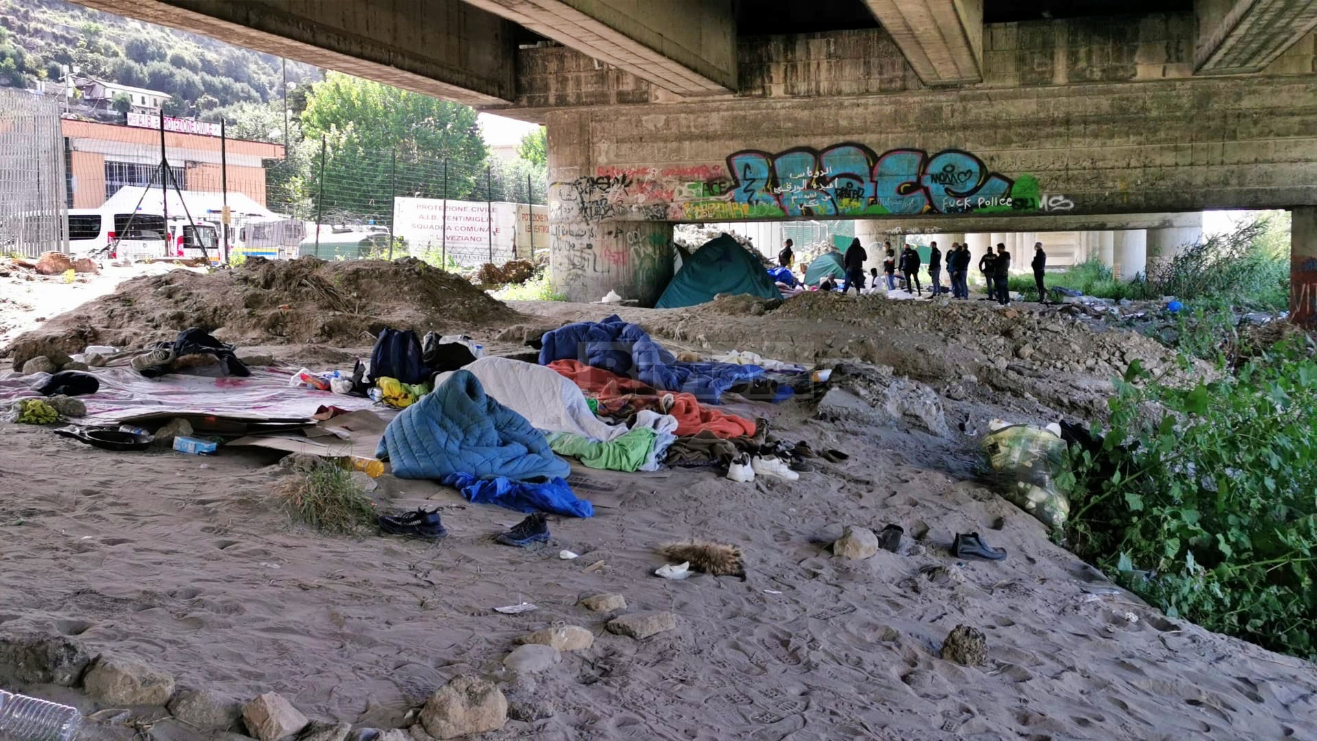 Migranti Ventimiglia campo accampamento tende Roya polizia _04