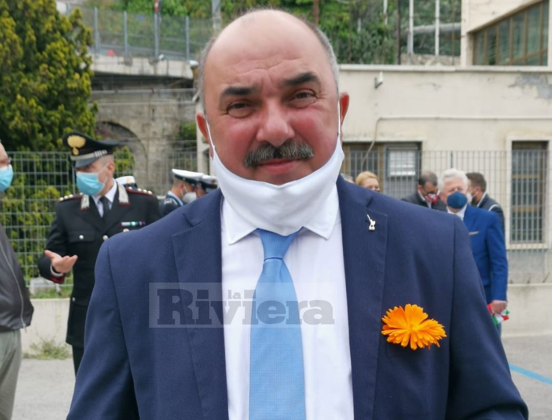 Spinosi indossa un fiore arancione sul taschino della giacca. Un segnale a Toti e alla Lega?