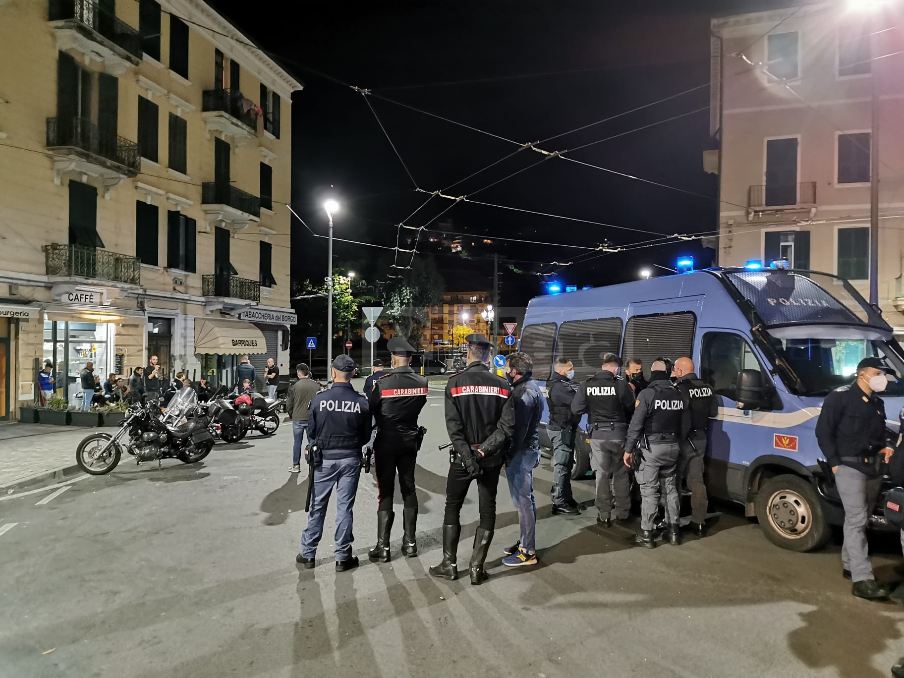 Piazza Costituente Ventimiglia coprifuoco locale aperto