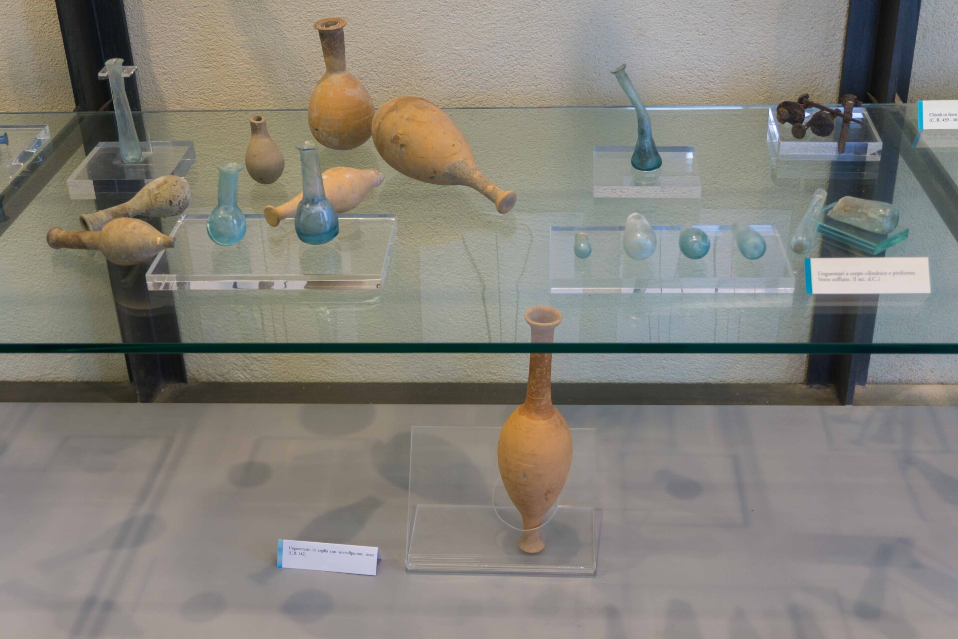 Reperti archeologici Museo Girolamo Rossi balsamari vitrei e argilla dalla necropoli di albintimilium-06698