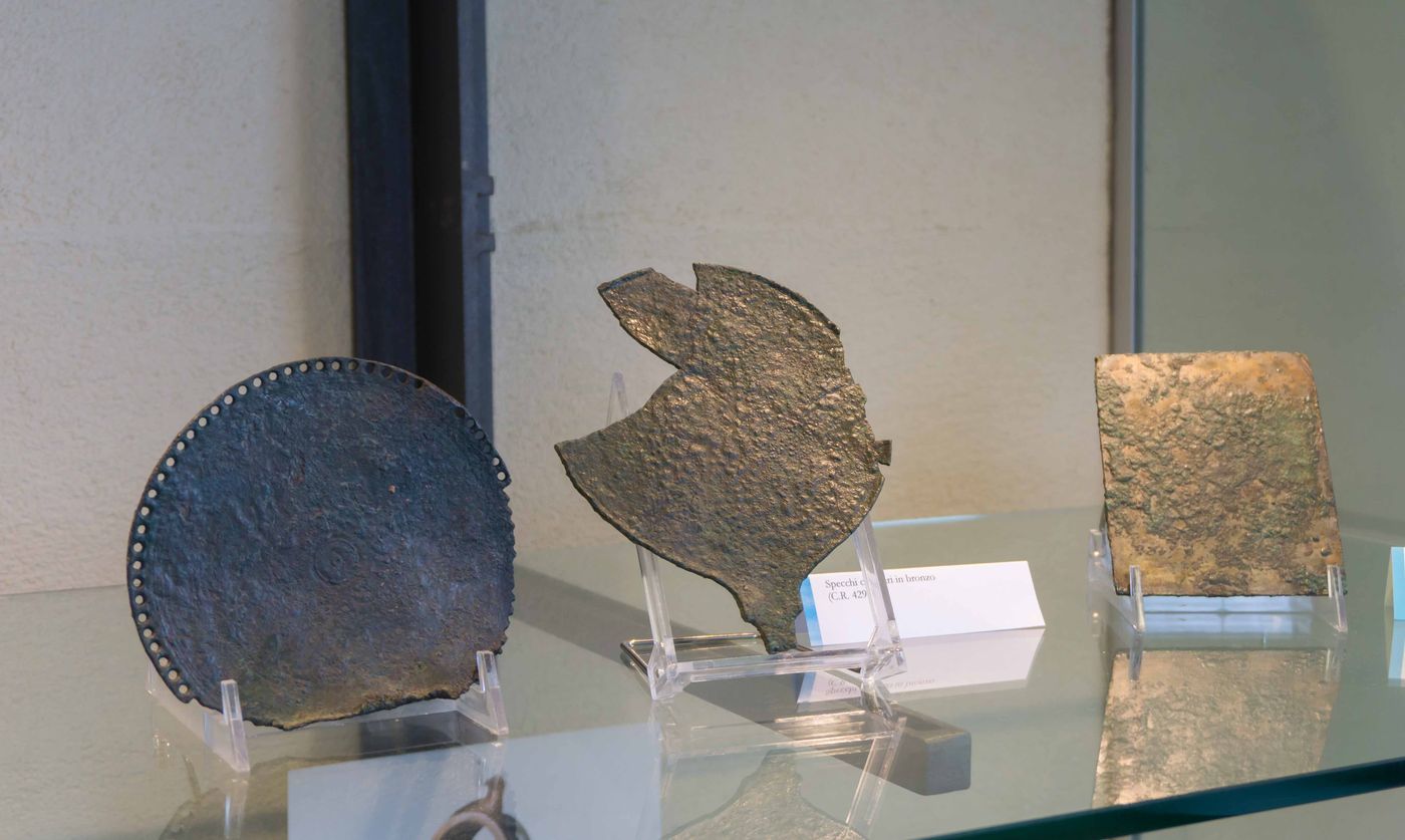 Reperti archeologici Museo Girolamo Rossi specchi in bronzo da corredi femminili dalla necropoli di albintimilium-06692