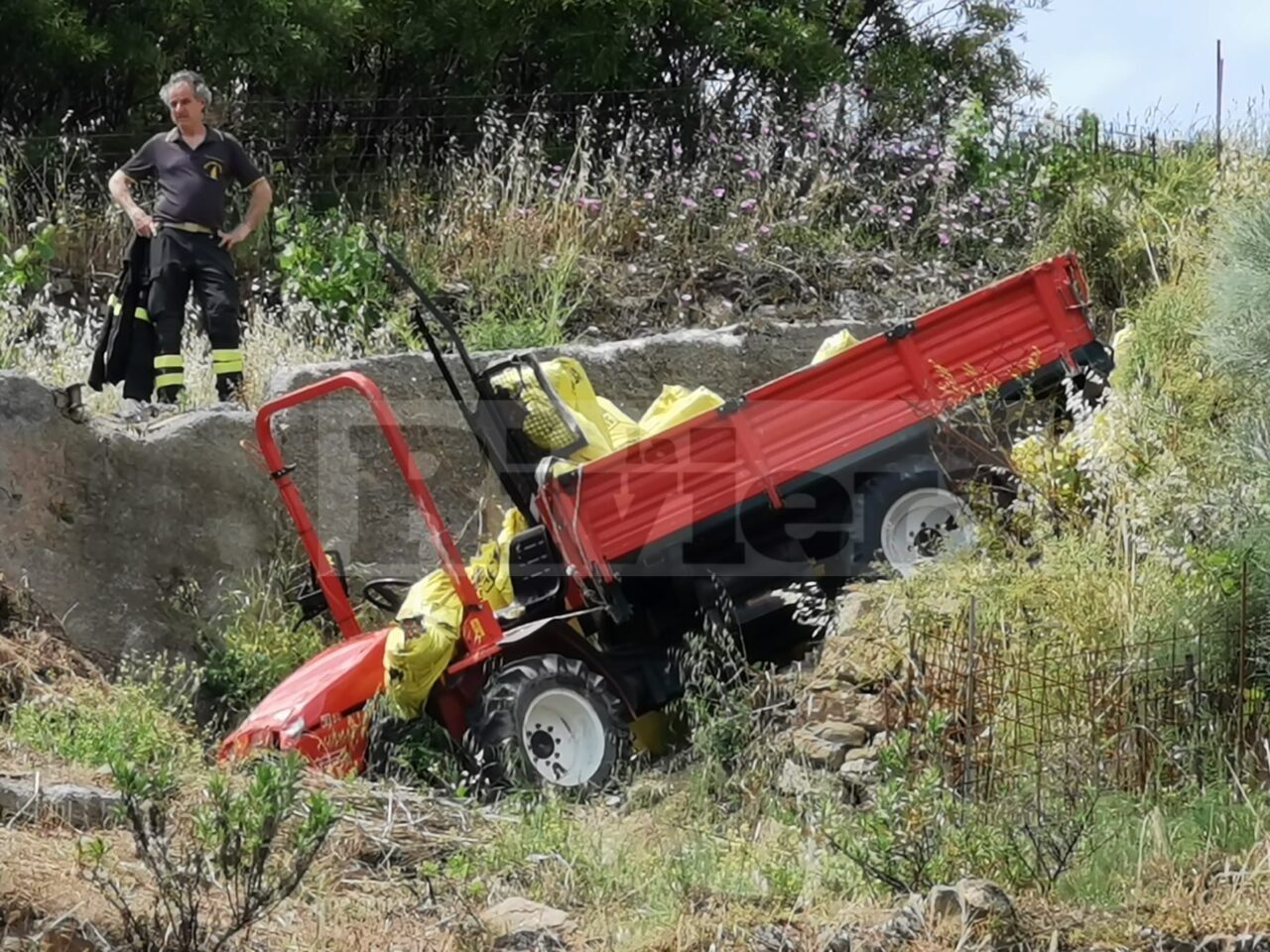 Fuori strada col trattore in campagna: 28enne in elicottero al Santa Corona