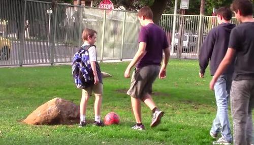 Bambino di 8 anni picchiato da ragazzi più grandi, interviene la polizia