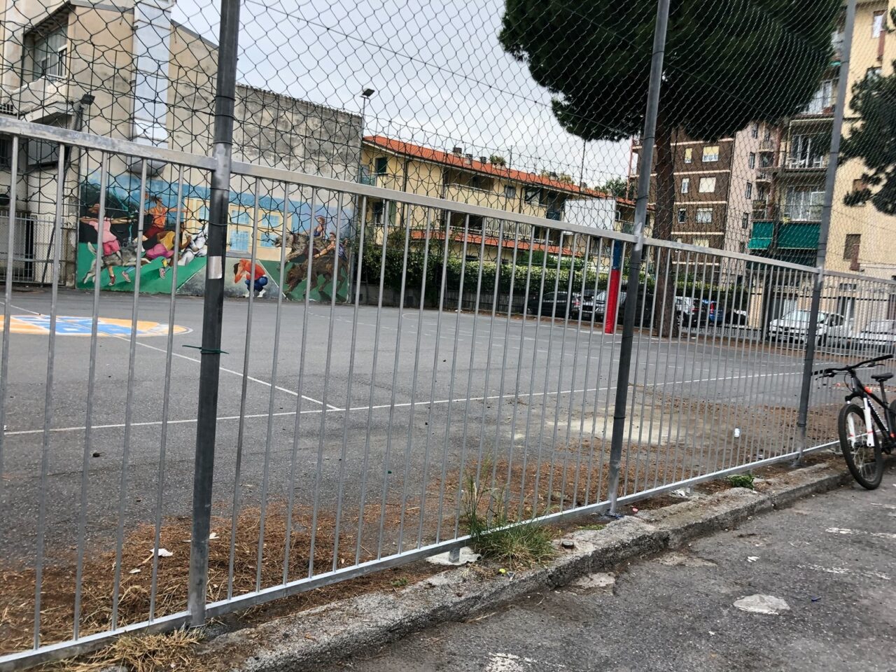 Nuova recinzione al campetto Gibelli e bambini non possono entrare